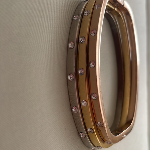 Tri color bangle bracelets. Set of three. Hidden catch clasp. Cartier STYLE. - Picture 4 of 7